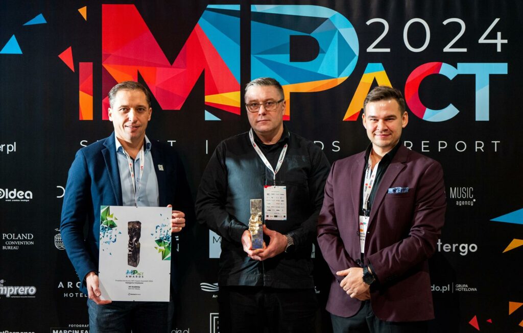 Michał Czerniak, Ireneusz Ćwiek i Damian Siekierka z Brill AV Media i AV Academy z nagrodami MP IMPACT 2024.