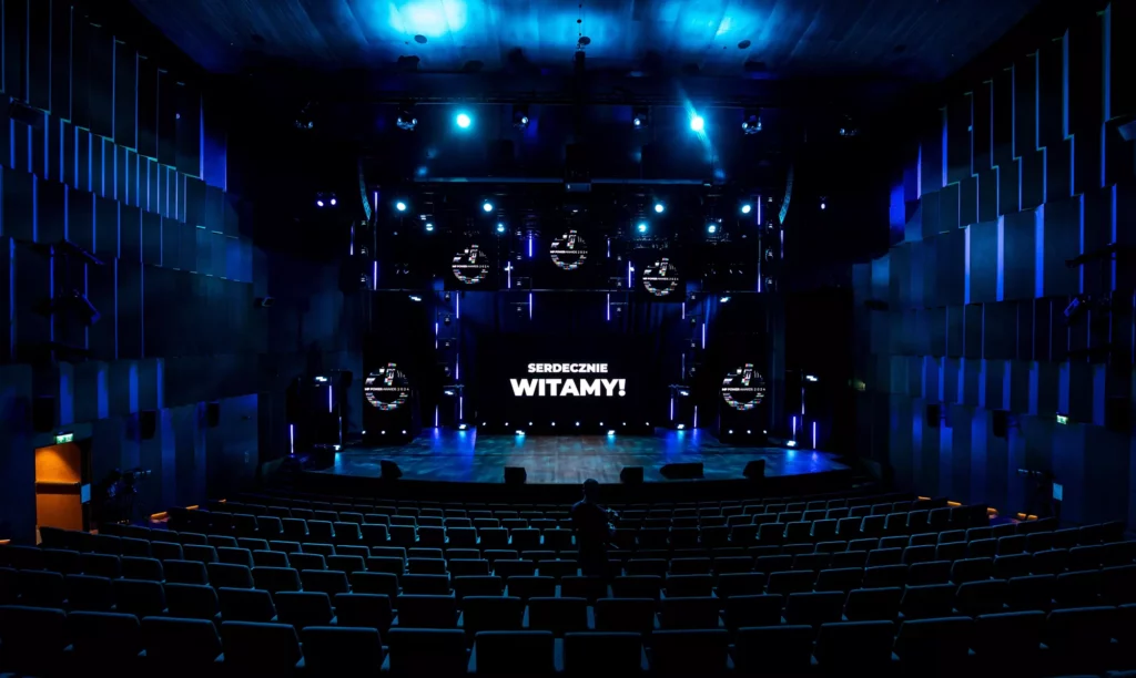 Scena z innej perspektywy, Muzeum Historii Polski, MP Power Night, oświetlenie sceniczne, sprzęt techniczny, obsługa audiowizualna.