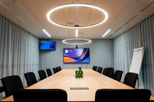 Sala konferencyjna z designerskim oświetleniem i systemem AV