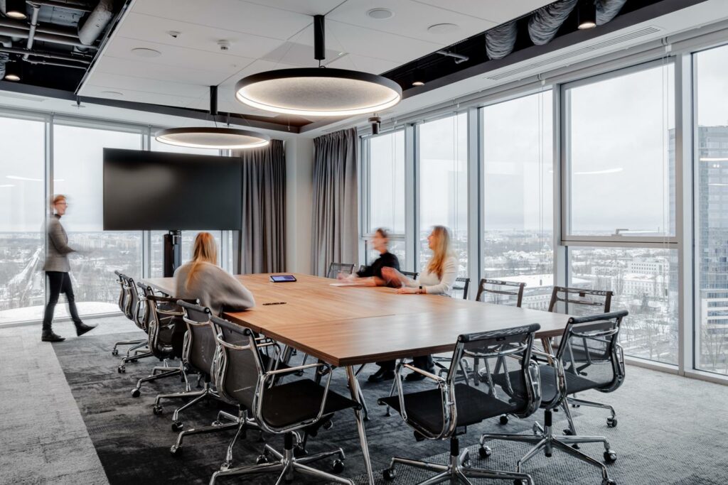 Sala konferencyjna w biurze firmy doradczej w Warszawie z systemem wideokonferencyjnym Microsoft Teams Rooms.